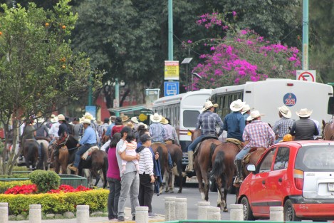 Incrementan las peregrinaciones hacia la basílica de El Dique. Algunas singulares, como la de este grupo de jinetes.