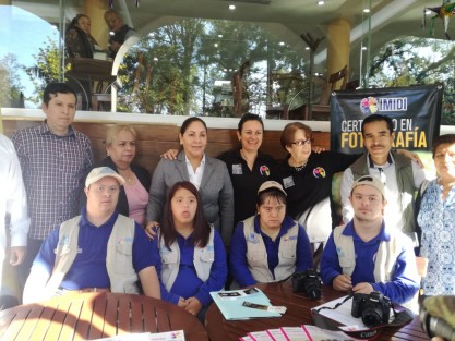 La presidenta del Instituto Mexicano de Investigación y Desarrollo Integral (IMIDI) Karina Martínez Vera, informó que cuatro de los jóvenes de IMIDI expusieron sus fotos en la exposición <em> La Mirada curiosa</em> instalada en el Congreso de la Unión.  