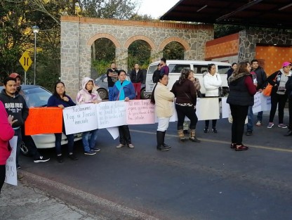 Padres de familia cuyos hijos asisten a la escuela secundaria Guadalupe Victoria ubicada en la cabecera municipal de Naolinco, bloquearon el tramo carretero Xalapa- Misantla, a la altura de la entrada a este municipio, debido a que están solicitando maestros y tutores para esta secundaria desde hace más de 4 meses. 