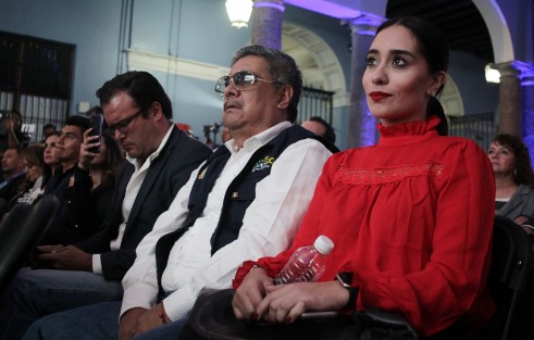 Acompañaron al munícipe de Coatepec, Ver., Enrique Fernández,  en la rendición de su Informe, el alcalde de Teocelo, Ver., Mario  Antonio Chama, y la presidenta del DIF municipal de la Tierra del DIos Tigre, Mara Chama Villa, así como otros alcaldes de la región.   