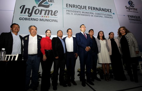 Acompañaron al munícipe de Coatepec, Ver., Enrique Fernández,  en la rendición de su Informe, el alcalde de Teocelo, Ver., Mario  Antonio Chama, y la presidenta del DIF municipal de la Tierra del DIos Tigre, Mara Chama Villa, así como otros alcaldes de la región.   