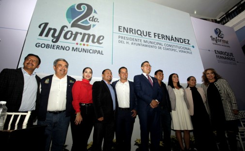 En la imagen acompañando al alcalde de Coatepec, Lic Luis Enrique Fernández Peredo: el alcalde de Teocelo, Mtro. Mario Antonio Chama Díaz; Presidenta del DIF Teocelo, Mara Chama Villa; alcalde de Jilotepec, Sergio Lara; alcalde de Tlalnelhuayocan, David Ángeles Aguirre; alcalde de Banderilla, C.P. Juan Manuel Rivera, acompañado de su esposa, la presidenta del DIF, Edna Catalina Godoy; alcaldesa de Cosautlán, Alicia Valdivia, entre otros. 