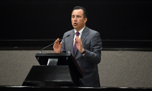  Con la comparecencia del gobernador Cuitláhuac García Jiménez, se cierra la Glosa de su Primer Informe. Ante el Congreso del Estado respondió cuestionamientos de diputados de todas las bancadas.  