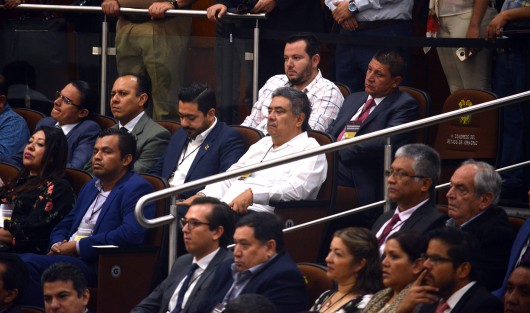El alcalde de Teocelo, Mario Antonio Chama, estuvo presente  durante la comparecencia del mandatario estatal.