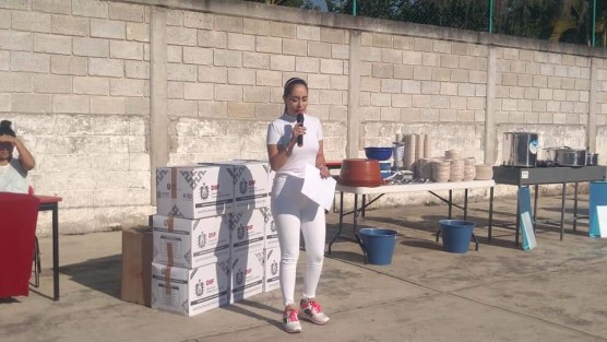 El Sistema Municipal DIF Teocelo, que preside Mara Chama Villa, en coordinación con su equipo de trabajo realizaron la entrega de material de equipo de cocina a 3 planteles educativos de ese municipio: la Esc. Primaria  Emiliano Zapata, de la comunidad de Llano Grande; la Telesecundaria Amado Nervo de la comunidad de Monte Blanco y el Jardín de Niños Enrique C. Rébsamen de la cabecera municipal.  