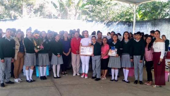 El Sistema Municipal DIF Teocelo, que preside Mara Chama Villa, en coordinación con su equipo de trabajo realizaron la entrega de material de equipo de cocina a 3 planteles educativos de ese municipio: la Esc. Primaria  Emiliano Zapata, de la comunidad de Llano Grande; la Telesecundaria Amado Nervo de la comunidad de Monte Blanco y el Jardín de Niños Enrique C. Rébsamen de la cabecera municipal.  