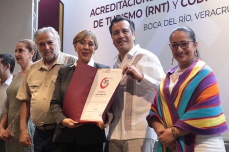 El gobernador Cuitláhuac García Jiménez y el secretario de Turismo federal, Miguel Torruco Marqués, entregaron 336 sellos y distintivos de calidad a empresas veracruzanas, lo que contribuye al fortalecimiento económico del sector en el estado, que ocupa el sexto lugar en recepción de visitantes a nivel nacional y el décimo en cuanto a certificación.
