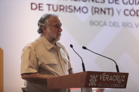 Torruco Marqués afirmó que gracias al talento y visión del Gobernador se ha liberado al estado de esa corrupción que postergó muchos años el futuro de varias generaciones; <em>qué bueno que se está barriendo y que está Cuitláhuac, porque Veracruz va a renacer, se va a fortalecer</em>.