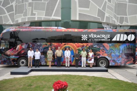 En compañía del secretario de Turismo, Miguel Torruco, el gobernador Cuitláhuac García presentó autobuses de la línea ADO, con imágenes para promover la entidad. 