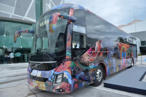 En compañía del secretario de Turismo, Miguel Torruco, el gobernador Cuitláhuac García presentó autobuses de la línea ADO, con imágenes para promover la entidad. 
