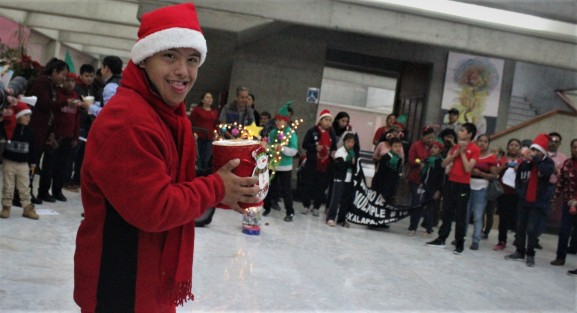 Viviendo las tradiciones navideñas veracruzanas, un grupo de alumnos de escuelas de educación especial acudieron a cantar La Rama en el Palacio Legislativo.  