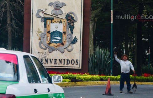Ciudadanos se organizan para tapar baches en la entrada a la ciudad de Xalapa, a la altura de la SEFIPLAN.  