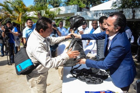 El gobernador Cuitláhuac García Jiménez y el secretario de Salud, Roberto Ramos Alor, entregaron uniformes y equipo de protección a 846 integrantes del cuerpo de vectores de las 11 Jurisdicciones Sanitarias de esta dependencia, dignificando así el trabajo y compromiso en las acciones para el combate del dengue en el Estado.