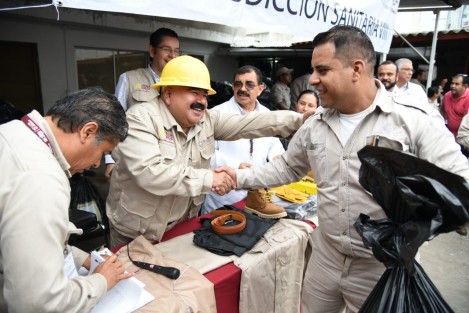 El gobernador Cuitláhuac García Jiménez y el secretario de Salud, Roberto Ramos Alor, entregaron uniformes y equipo de protección a 846 integrantes del cuerpo de vectores de las 11 Jurisdicciones Sanitarias de esta dependencia, dignificando así el trabajo y compromiso en las acciones para el combate del dengue en el Estado.