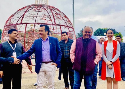 El gobernador Cuitláhuac García Jiménez después del festival Orgullo Navideño, recorrió acompañado de la presidenta del DIF de Teocelo, Mara Chama Díaz,el área Artesanos, instalada en el Mix,donde artesanos Teocelanos exponen sus productos como la miel, café y productos de Bambú.