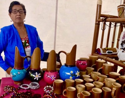 El gobernador Cuitláhuac García Jiménez después del festival Orgullo Navideño, recorrió acompañado de la presidenta del DIF de Teocelo, Mara Chama Díaz,el área Artesanos, instalada en el Mix,donde artesanos Teocelanos exponen sus productos como la miel, café y productos de Bambú.