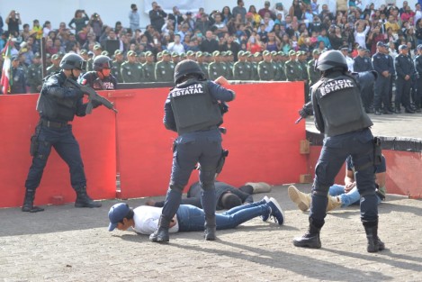 Previo a la entrega de reconocimientos y diplomas de aprovechamiento, los efectivos hicieron una demostración en contención de disturbios civiles, rescate aéreo y primer respondiente ante secuestro, además de una exhibición de cetrería.
