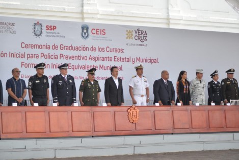 Durante la Ceremonia de Graduación de los cursos de Formación Inicial para Policía Preventivo y Equivalente Municipal, el gobernador Cuitláhuac García Jiménez exhortó a los nuevos oficiales a no olvidar la máxima de servir al pueblo, pero sobre todo la importancia  de evitar caer en manos de la corrupción.