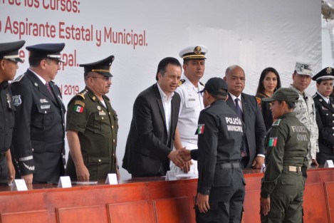 Durante la Ceremonia de Graduación de los cursos de Formación Inicial para Policía Preventivo y Equivalente Municipal, el gobernador Cuitláhuac García Jiménez exhortó a los nuevos oficiales a no olvidar la máxima de servir al pueblo, pero sobre todo la importancia  de evitar caer en manos de la corrupción.