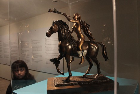 La exposición <em>Dalí Sueños</em> presenta 16 obras de su faceta como escultor del artista catalán, donde se reproducen temas reflejados en su pinturas, como el tiempo, la figura femenina y los caballos, entre otros. 