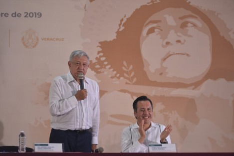 El gobernador Cuitláhuac García Jiménez recibió al presidente de la República Andrés Manuel López Obrador, quien se encuentra supervisando los avances del programa Sembrando Vida que impulsa la Secretaría de Bienestar en el sur de la entidad.  