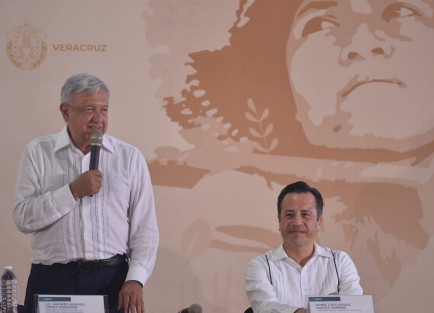 El gobernador Cuitláhuac García Jiménez recibió al presidente de la República Andrés Manuel López Obrador, quien se encuentra supervisando los avances del programa Sembrando Vida que impulsa la Secretaría de Bienestar en el sur de la entidad. 