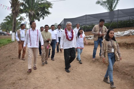 En su visita al ejido San Carlos, el presidente de la República Andrés Manuel López Obrador y el gobernador Cuitláhuac García Jiménez se comprometieron a reconstruir con concreto hidráulico la carretera que va de Minatitlán a Hidalgotitlán. 