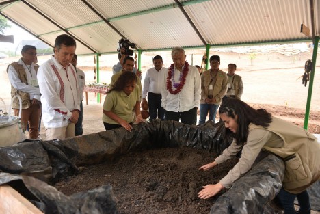 En su visita al ejido San Carlos, el presidente de la República Andrés Manuel López Obrador y el gobernador Cuitláhuac García Jiménez se comprometieron a reconstruir con concreto hidráulico la carretera que va de Minatitlán a Hidalgotitlán. 
