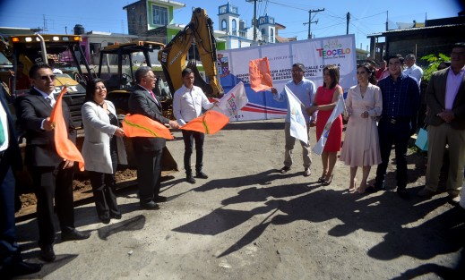 Con gran entusiasmo y a pocos minutos de iniciar el Segundo Informe de Gobierno  Municipal, el Alcalde Mario Chama Díaz; en compañía de la Síndica Municipal, Zayra del Carmen Martínez Andrade; la Presidenta del Sistema Municipal DIF, Mara Chama Villa, el Regidor Único, Luis Valencia López, la Directora del Sistema Estatal DIF,  Verónica Aguilera Tapia, e invitados de honor acompañaron a dar el Banderazo de  arranque de Obra, la cual consta de Rehabilitación con Adoquín de la Calle Camino a Santa Rosa, entre calle Zapaitonal y nuevos Carriles en la Cabecera Municipal.  