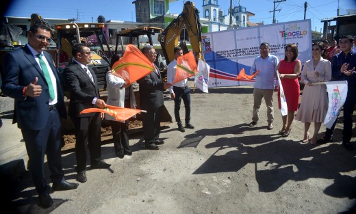 Con gran entusiasmo y a pocos minutos de iniciar el Segundo Informe de Gobierno  Municipal, el Alcalde Mario Chama Díaz; en compañía de la Síndica Municipal, Zayra del Carmen Martínez Andrade; la Presidenta del Sistema Municipal DIF, Mara Chama Villa, el Regidor Único, Luis Valencia López, la Directora del Sistema Estatal DIF,  Verónica Aguilera Tapia, e invitados de honor acompañaron a dar el Banderazo de  arranque de Obra, la cual consta de Rehabilitación con Adoquín de la Calle Camino a Santa Rosa, entre calle Zapaitonal y nuevos Carriles en la Cabecera Municipal.  