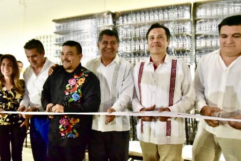 El gobernador Cuitláhuac García Jimenez en compañía del presidente de la JUCOPO, Juan Javier Gómez Cazarin reinauguró la planta tratadora de aguas de manantial Coyame ubicada en Catemaco. 