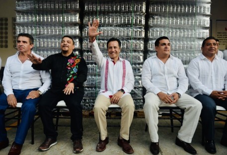 El gobernador Cuitláhuac García Jimenez en compañía del presidente de la JUCOPO, Juan Javier Gómez Cazarin reinauguró la planta tratadora de aguas de manantial Coyame ubicada en Catemaco.