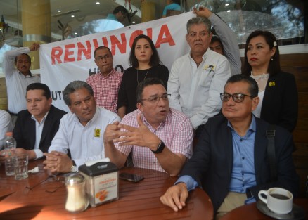 Integrantes del PRD en conferencia de prensa pidieron la renuncia del Secretario de Seguridad Pública, Hugo Gutiérrez Maldonado, luego del asesinato del ex alcalde de Paso del Macho, Rafael Pacheco Molina.  