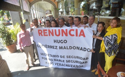 Integrantes del PRD en conferencia de prensa pidieron la renuncia del Secretario de Seguridad Pública, Hugo Gutiérrez Maldonado, luego del asesinato del ex alcalde de Paso del Macho, Rafael Pacheco Molina.  