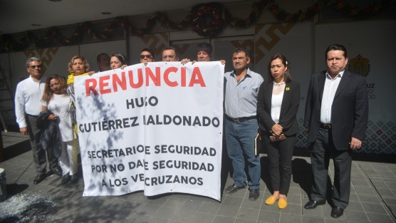 Posteriormente, con una lona se dirigieron a la torre de la SSP, para exigir que el secretario reconozca que no puede con el cargo y que será mejor que renuncie.  