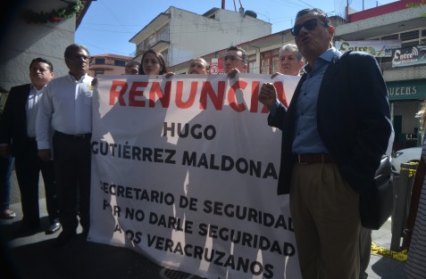 Posteriormente, con una lona se dirigieron a la torre de la SSP, para exigir que el secretario reconozca que no puede con el cargo y que será mejor que renuncie.  