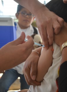 Será hasta el próximo fin de semana cuando se seguirá poniendo la vacuna contra la influenza en los centros de salud y puntos estratégicos de la ciudad de Xalapa, así como mercados y centros comerciales. 