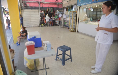 A decir de la enfermera que atendía el puesto de vacunación en un mercado, cualquier persona puede acudir a recibir la vacuna, desde los 6 meses de edad y hasta los 99 años. No deje de acudir.