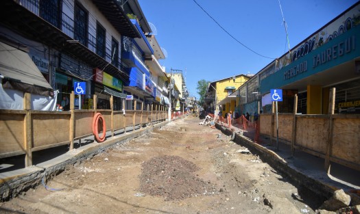 Con muchos detalles por terminar se reabran algunos tramos de la calle Revolución, que al decir de los trabajadores no se tiene fecha prevista para su finalización.  