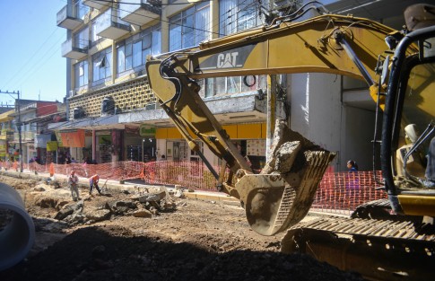 Con muchos detalles por terminar se reabran algunos tramos de la calle Revolución, que al decir de los trabajadores no se tiene fecha prevista para su finalización.  