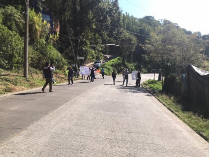 Ciudadanos de la Asociación de Vecinos Pixquiac-Zoncuantla A. C. del municipio de Coatepec, bloquearon la carretera de Xalapa-Coatepec a la altura de la entrada del 6 de Enero, exigiendo se ejecute la orden del tribunal estatal de justicia administrativa de suspender inmediatamente la construcción del edificio ubicado en la entrada de Zoncuantla. 