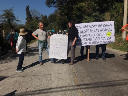 Ciudadanos de la Asociación de Vecinos Pixquiac-Zoncuantla A. C. del municipio de Coatepec, bloquearon la carretera de Xalapa-Coatepec a la altura de la entrada del 6 de Enero, exigiendo se ejecute la orden del tribunal estatal de justicia administrativa de suspender inmediatamente la construcción del edificio ubicado en la entrada de Zoncuantla. 