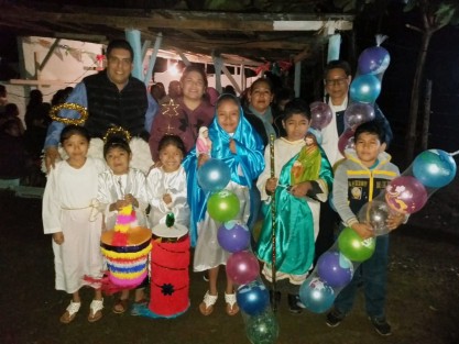A través del Ingeniero Edgar Antemate Caixba, Enlace regional del legislador, Juan Javier Gómez Casarín, habitantes de la Colonia 20 de noviembre, e integrantes de otras comunidades religiosas recibieron apoyo en efectivo y especie para la realización de las tradicionales posadas navideñas. 