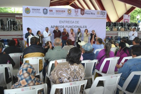 La Secretaría de Salud (SS), a través del Patrimonio de la Beneficencia Pública y de la Dirección Administrativa de los Servicios de Salud de Veracruz (SESVER), entregó 234 aparatos auditivos, 52 sillas de ruedas STD, cuatro PCI y seis PCA a población vulnerable del municipio de Poza Rica.