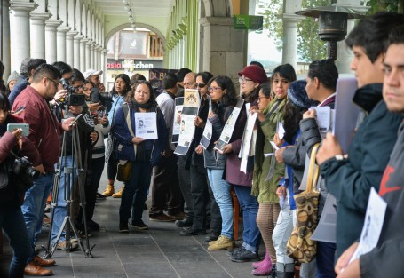 Amigos y familiares de Salvador Ponce Ávalos, en conferencia de prensa y manifestación, exigieron a la Fiscalía General del Estado agilizar las investigaciones para dar con el paradero del joven egresado de la Facultad de Sociología de Universidad Veracruzana, quien desapareció el 14 de diciembre del presente año.  