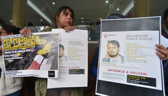 Amigos y familiares de Salvador Ponce Ávalos, en conferencia de prensa y manifestación, exigieron a la Fiscalía General del Estado agilizar las investigaciones para dar con el paradero del joven egresado de la Facultad de Sociología de Universidad Veracruzana, quien desapareció el 14 de diciembre del presente año.  