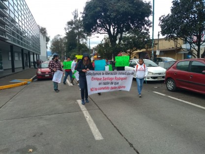 La esposa de Enrique Santiago Rodríguez, familiares y amigos,  marcharon desde el Teatro del Estado hasta Plaza Lerdo  en protesta por su detención,  ya que dicen es ilegal, al ser acusado sin pruebas en los hechos violentos de la vulcanizadora de Ruiz Cortines el pasado 12 de diciembre en la ciudad de Xalapa.