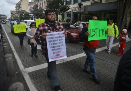 La esposa de Enrique Santiago Rodríguez, familiares y amigos,  marcharon desde el Teatro del Estado hasta Plaza Lerdo  en protesta por su detención,  ya que dicen es ilegal, al ser acusado sin pruebas en los hechos violentos de la vulcanizadora de Ruiz Cortines el pasado 12 de diciembre en la ciudad de Xalapa.