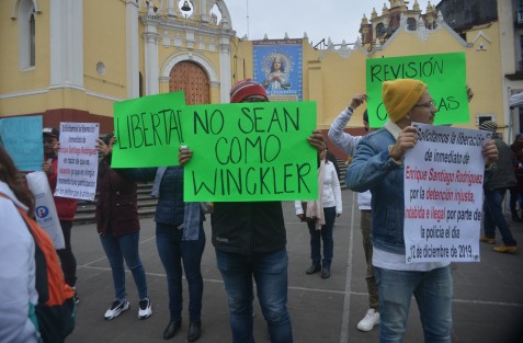 La esposa de Enrique Santiago Rodríguez, familiares y amigos,  marcharon desde el Teatro del Estado hasta Plaza Lerdo  en protesta por su detención,  ya que dicen es ilegal, al ser acusado sin pruebas en los hechos violentos de la vulcanizadora de Ruiz Cortines el pasado 12 de diciembre en la ciudad de Xalapa.