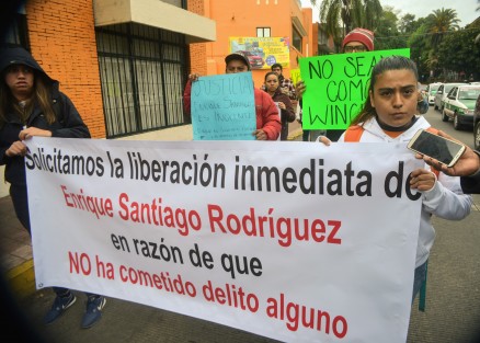 La esposa de Enrique Santiago Rodríguez, familiares y amigos,  marcharon desde el Teatro del Estado hasta Plaza Lerdo  en protesta por su detención,  ya que dicen es ilegal, al ser acusado sin pruebas en los hechos violentos de la vulcanizadora de Ruiz Cortines el pasado 12 de diciembre en la ciudad de Xalapa.
